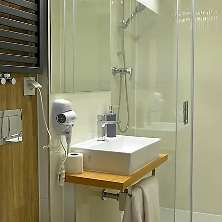 Parrot Hotel 2*